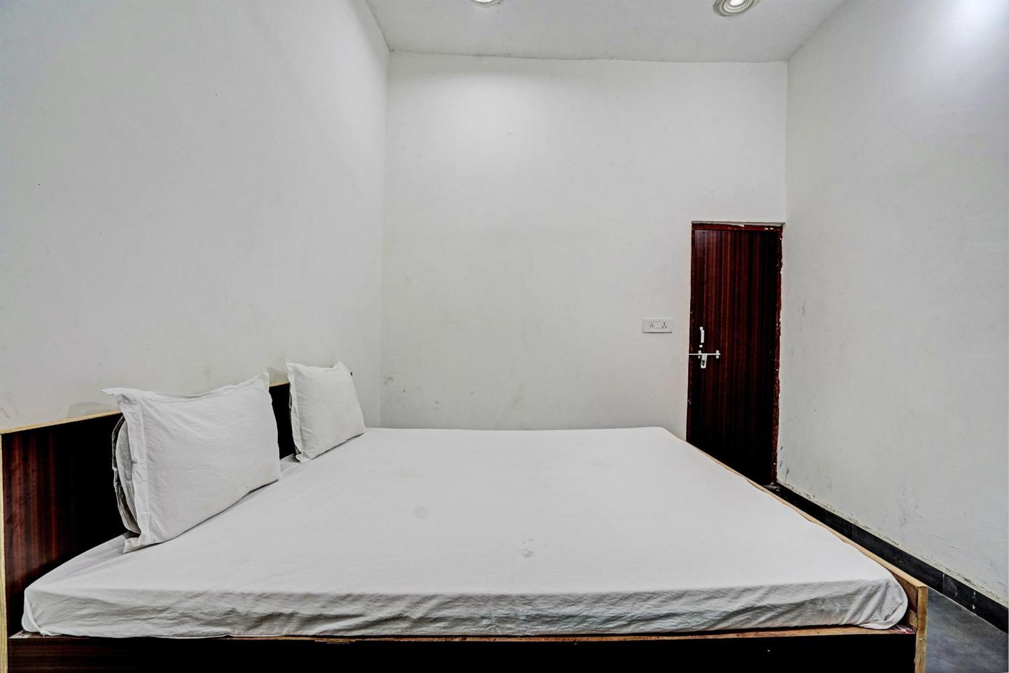 Oyo Double Ss Hotel Hāthras Exterior foto
